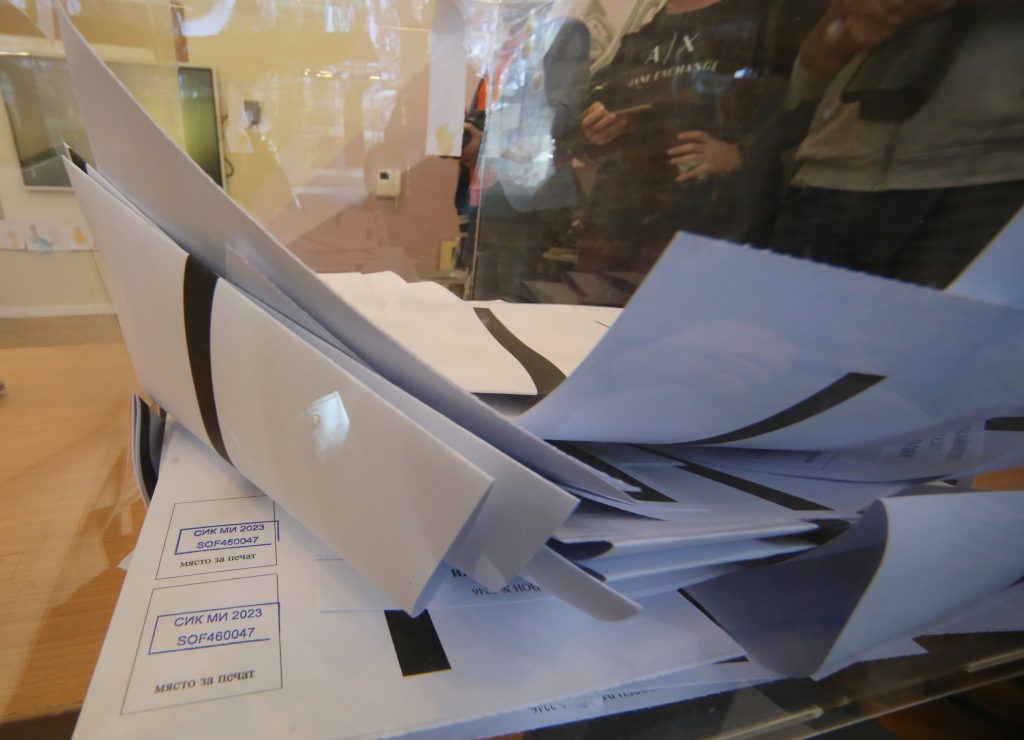 Местни избори гласуване 2023 бюлетини урна