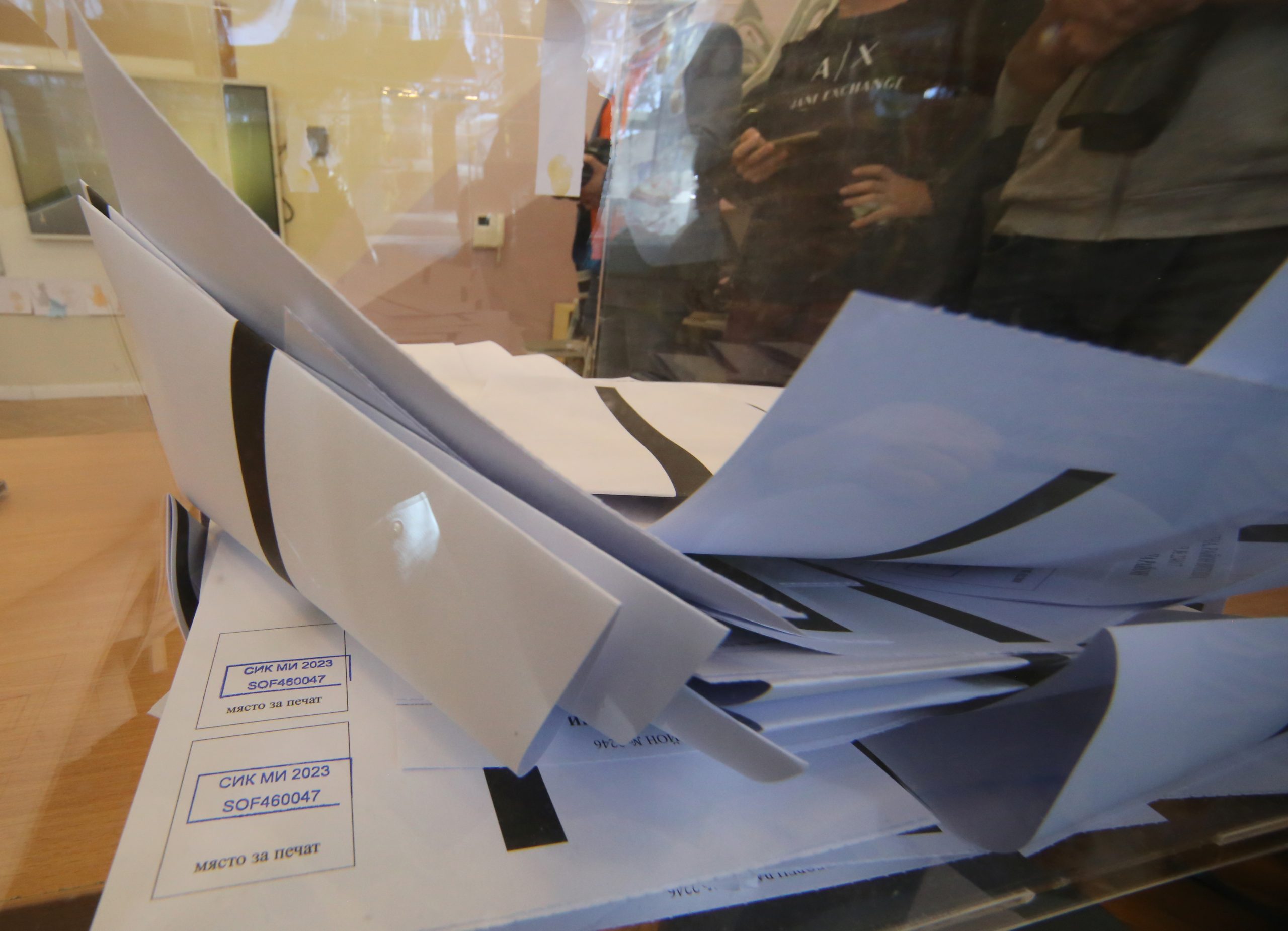 Местни избори гласуване 2023 бюлетини урна