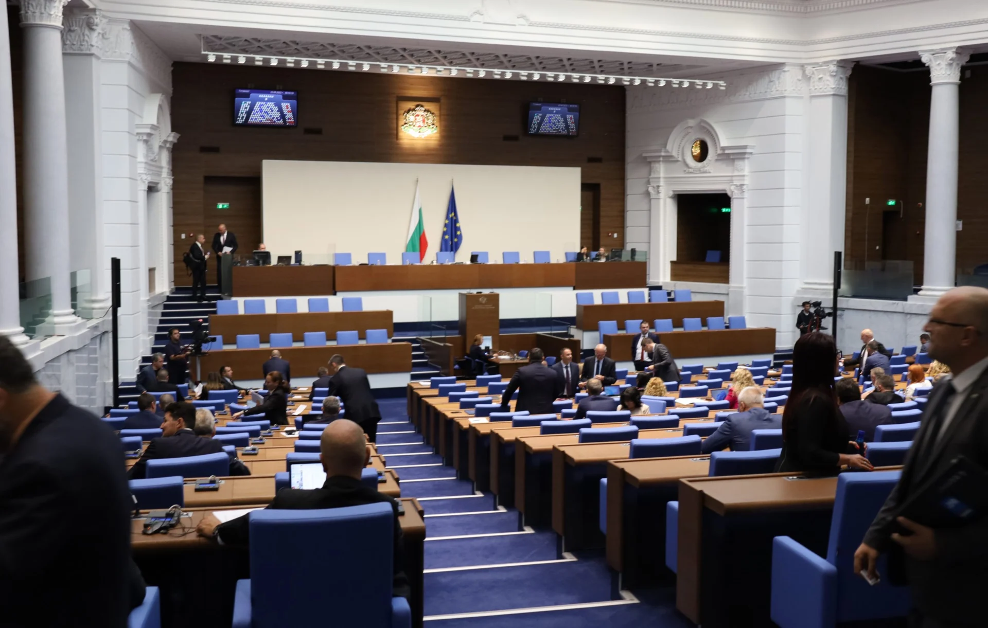 Парламент нов зала депутати