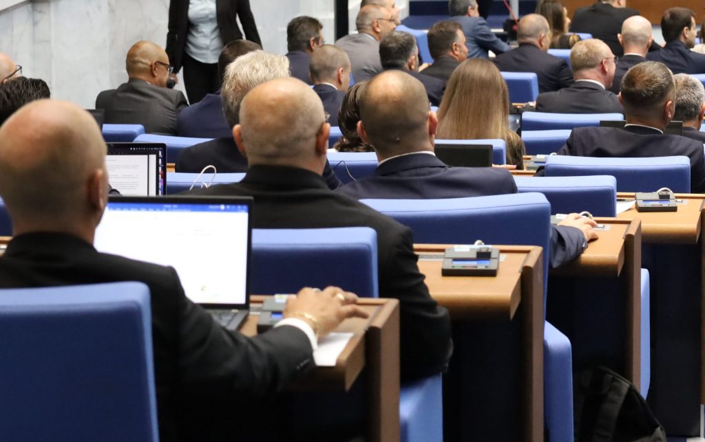 Парламент нов зала депутати гласуват