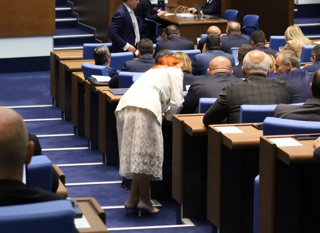 Парламент нов зала депутати