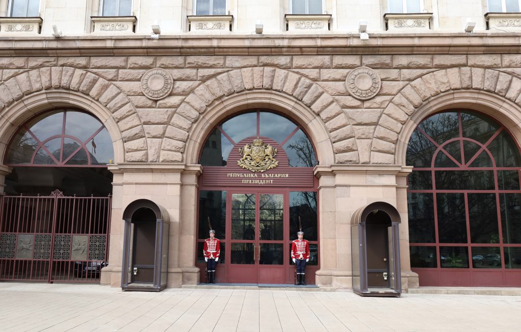 Абсурдно е да се твърди, че разследвани за шпионаж са имали връзки с властта, заявиха от президентството