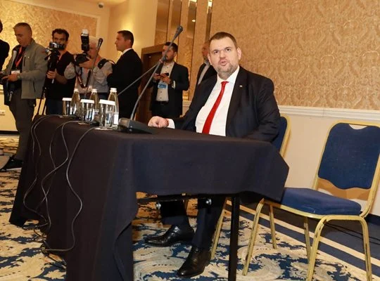 Кулминацията на войната в ДПС продължава със смяна на устава и седалището на партията