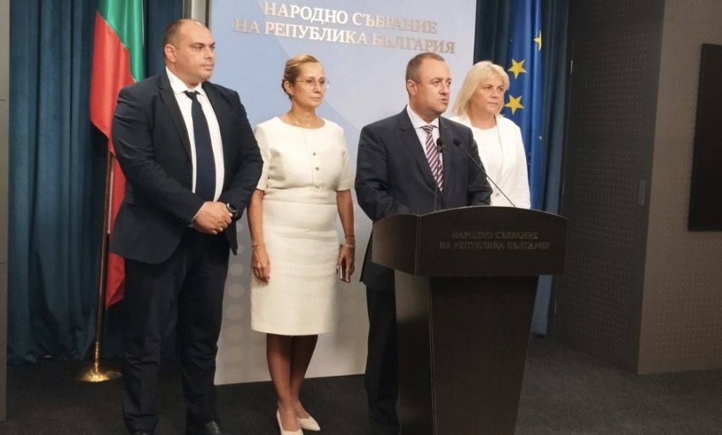Представители на ПГ на "БСП за България" дават изявление след среща във връзка с предложената от ПП-ДБ "декларация за излизане на България от политическата криза", Иван Иванов, Филип Попов, Гергана Алексова, Мая Димитрова