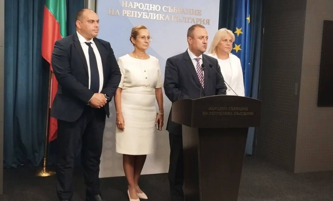 Представители на ПГ на "БСП за България" дават изявление след среща във връзка с предложената от ПП-ДБ "декларация за излизане на България от политическата криза", Иван Иванов, Филип Попов, Гергана Алексова, Мая Димитрова