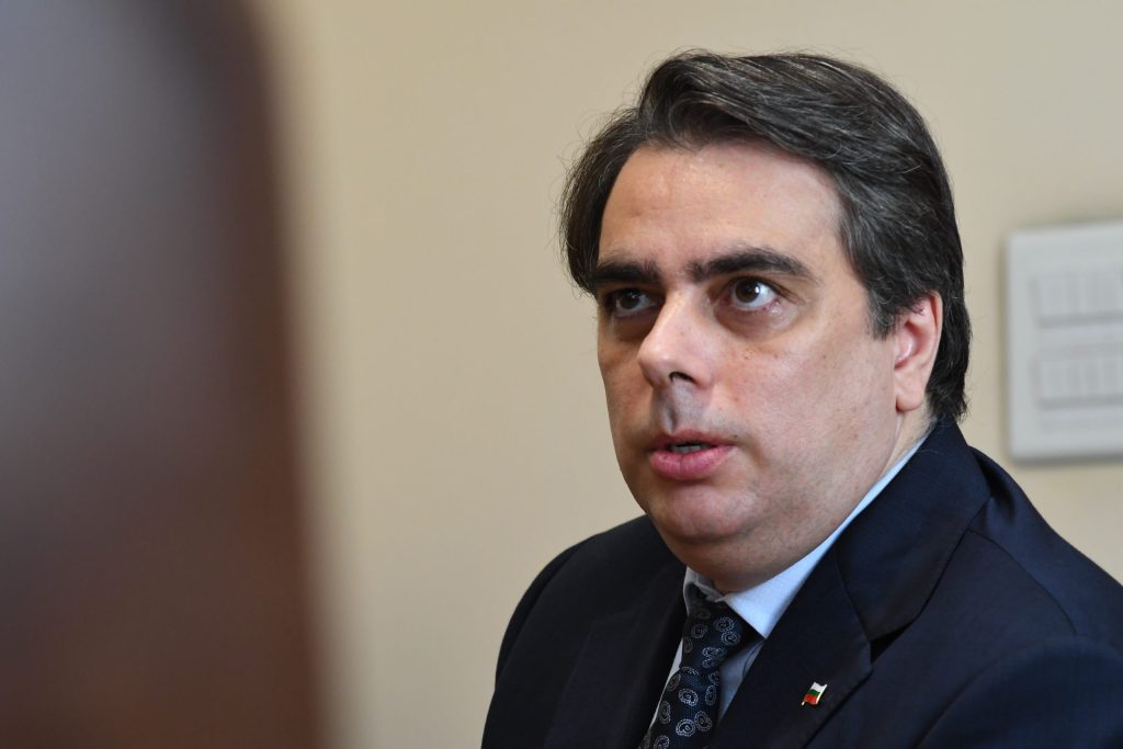 Асен Василев заяви, че Сарафов трябва да бъде задържан за незаконно разпореждане с държавни средства