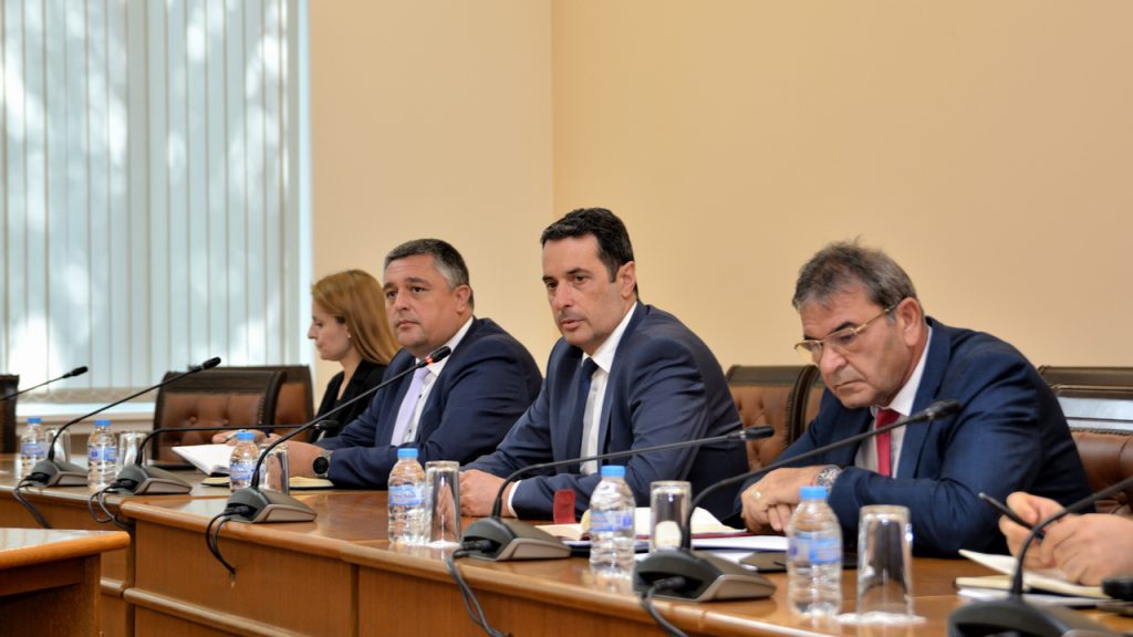 Министър Гвоздейков обсъди с представители на бранша предложенията за промени в обучението и изпитите на кандидатите за водачи