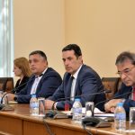 Министър Гвоздейков обсъди с представители на бранша предложенията за промени в обучението и изпитите на кандидатите за водачи