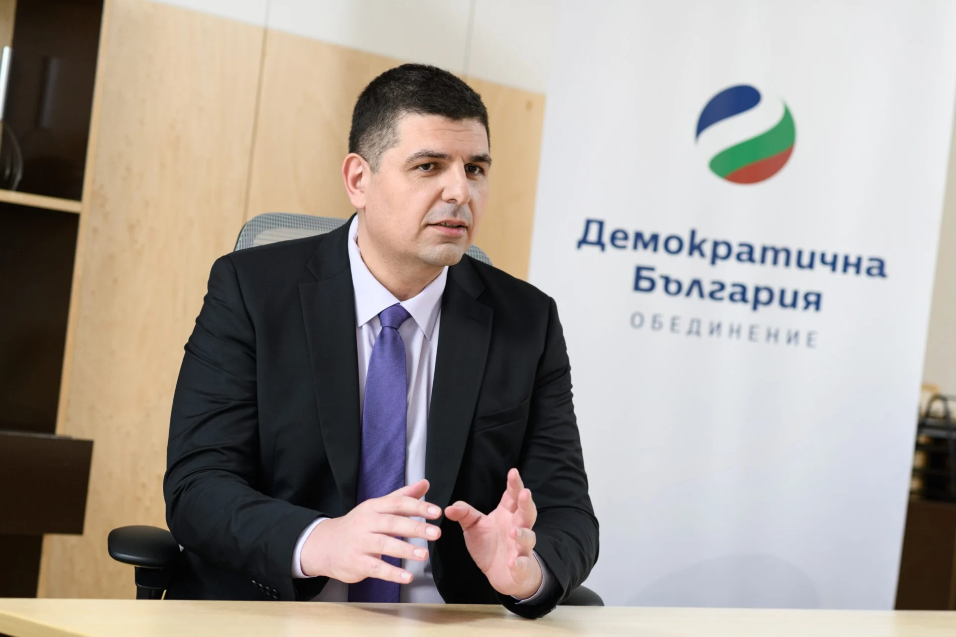 "Демократична България" настоява да реди листи с "Продължаваме промяната" след предварителни избори