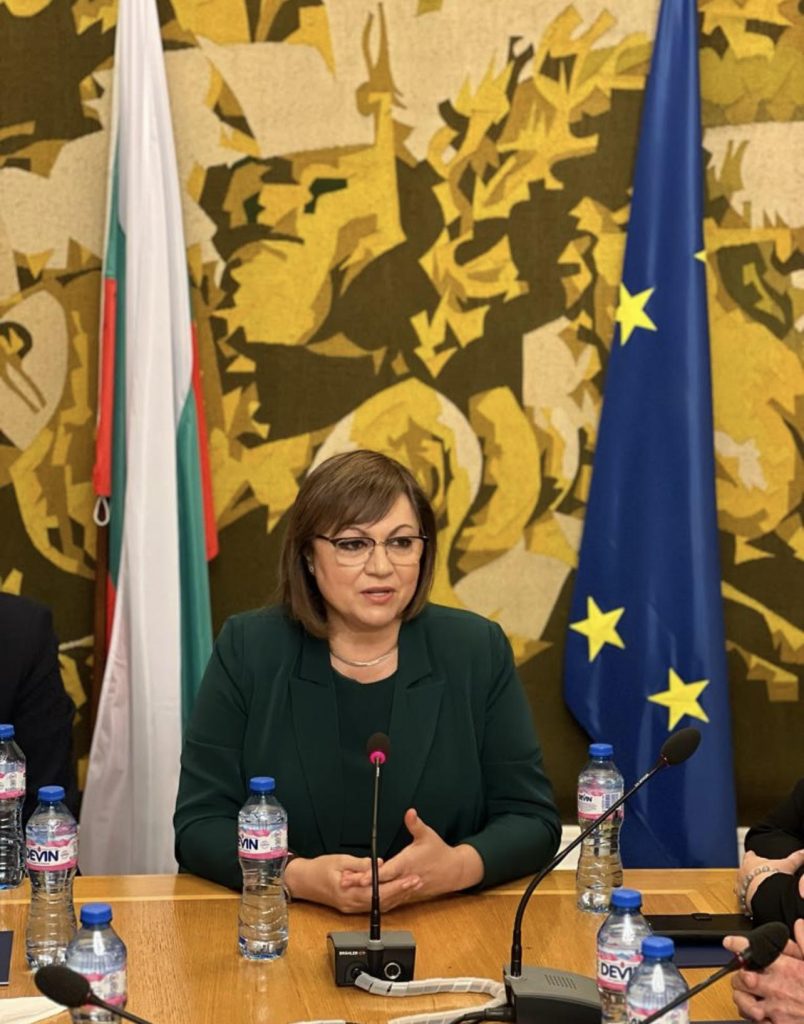 Нинова пред посланици: България има нужда от редовно правителство и работещ парламент 5 Ninova photo 21.02