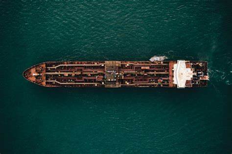 Световно неизвестни търговци на руски суров петрол се роят със затягането на санкциите