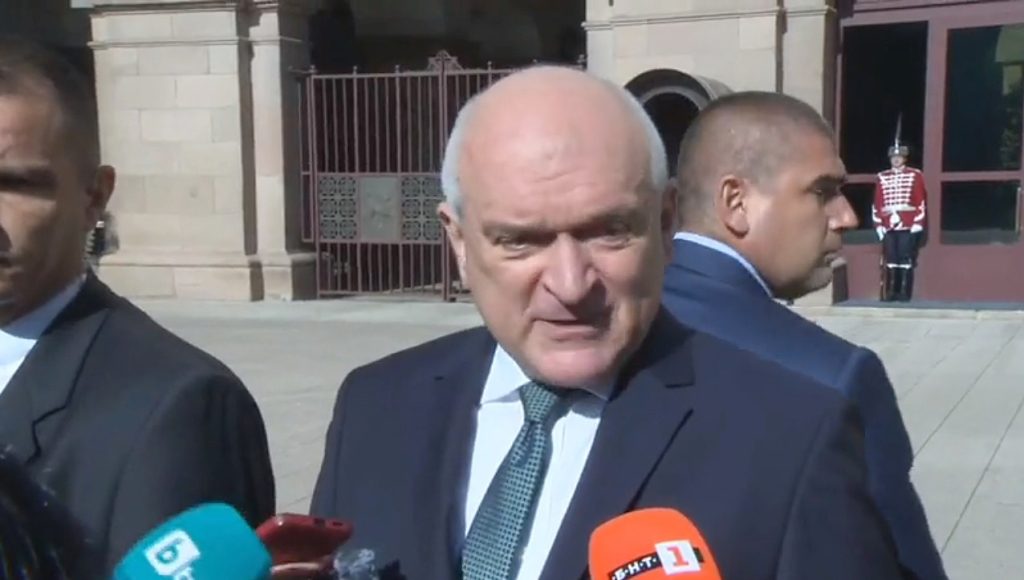 Главчев отново лаконичен, не казва ще смени ли Калин Стоянов