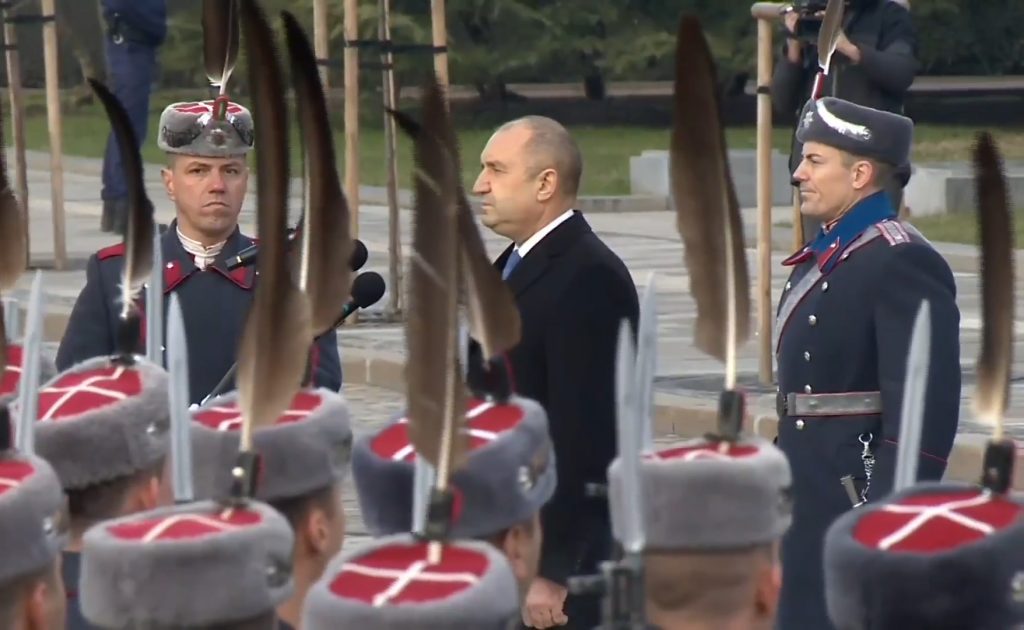 На водосвета на бойните знамена президентът обяви кога ще сезира Конституционния съд за промените в Основния закон 1 водосвет бойни знамена Йордановден