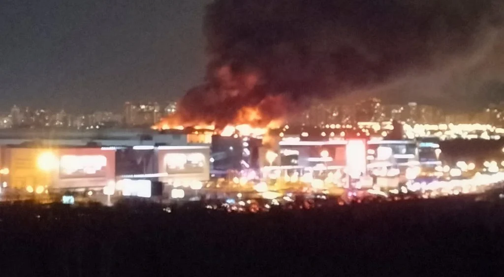 Кървава терористична атака в Москва 8 кървава терористична атака в Москва в петък е избухнала стрелба в голямата концертна зала CrocusCityHall ("Крокус Сити Хол") ранени