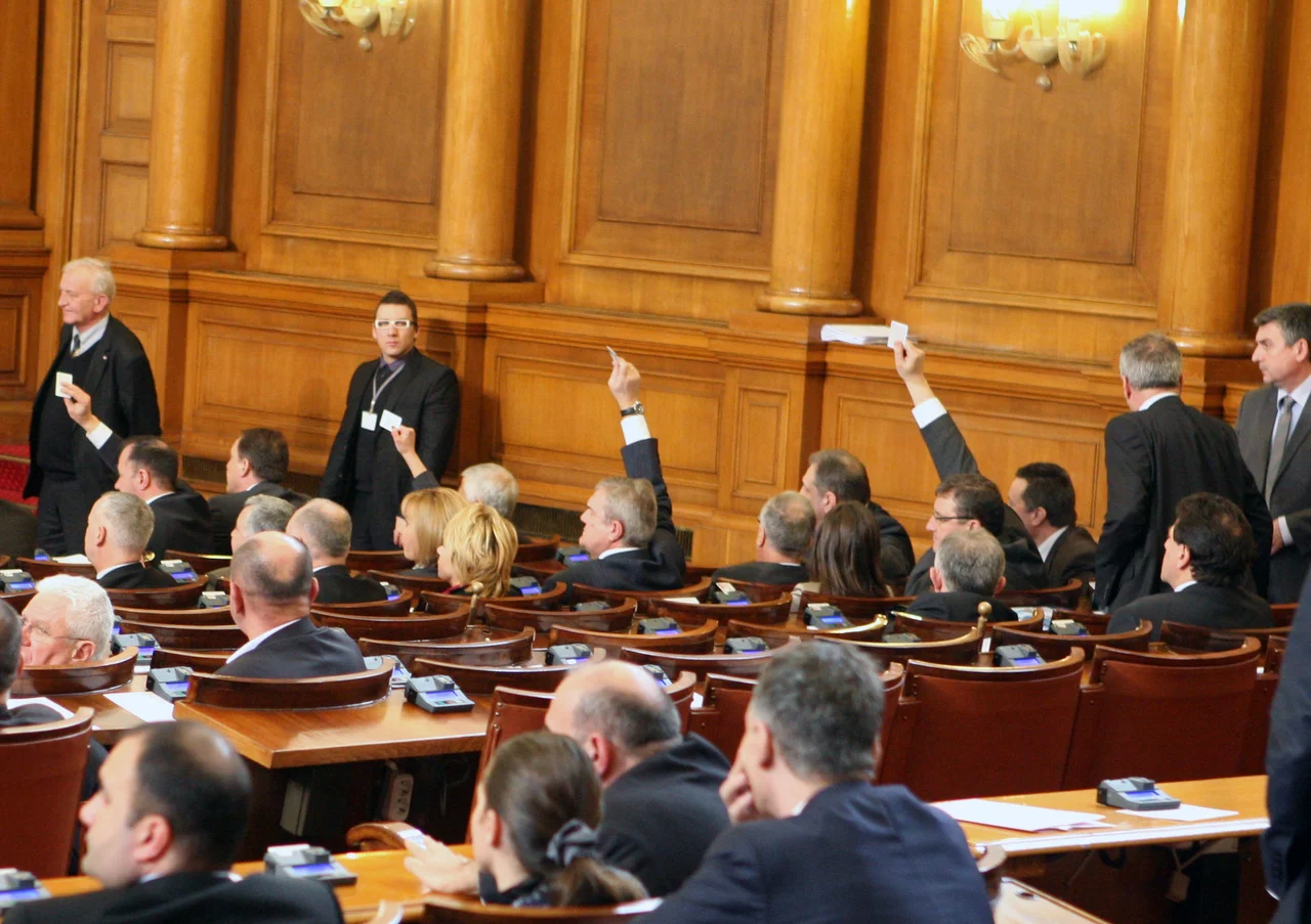 Парламентът единодушно прие промени в Закона за енергетиката. Промените предвиждат да се даде възможност на ДКЕВР да променя цените на електроенергията повече от веднъж годишно. Целта на мярката е да се даде по-голяма гъвкавост и справедливост в ценообразуването.