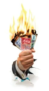 Ръка държи горящи пари