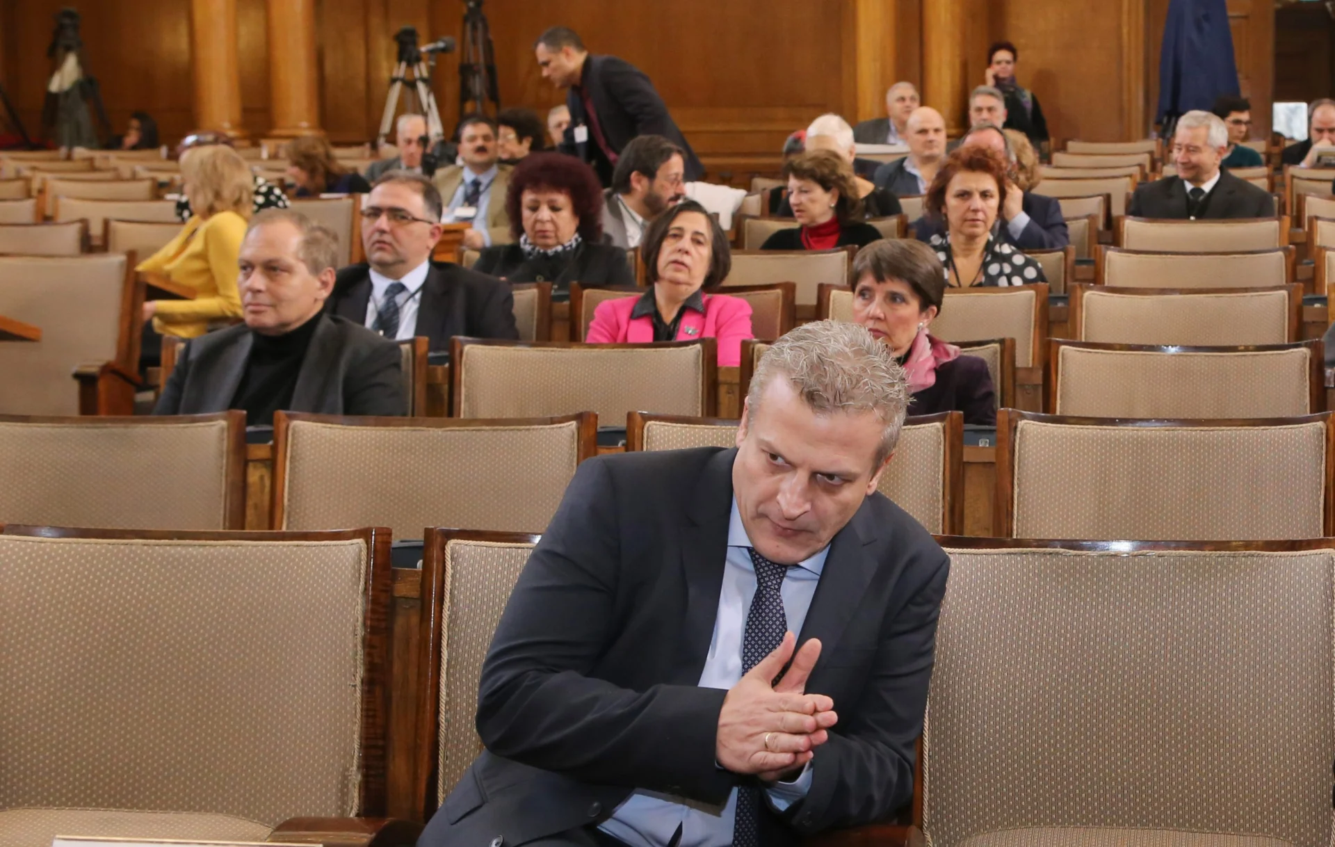 В Народното събрание започна дебат по проблемите в българското здравеопазване. В рамките на дискусията здравният министър Петър Москов представи параметрите на подготвената здравна реформа