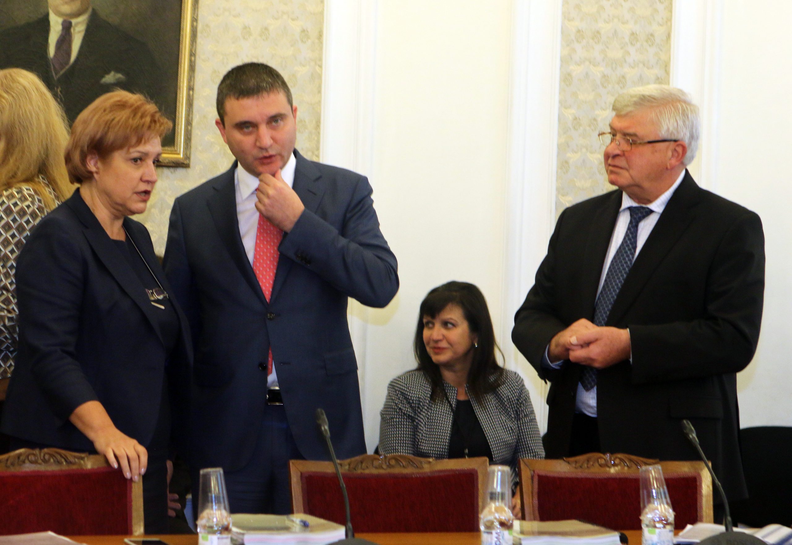 Парламент комисия по бюджет и финанси Владислав Горанов Менда Стоянова