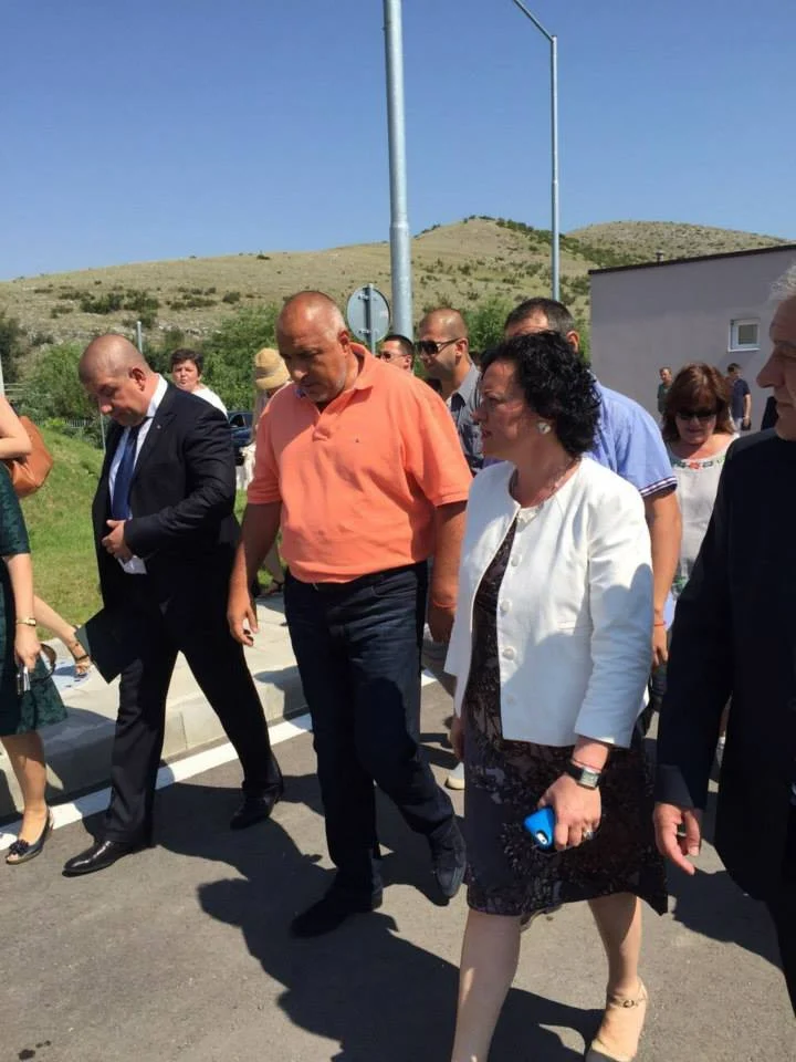Премиерът Бойко Борисов и министърът на околната среда и водите Ивелина Василева откриха пречиствателна станция за отпадъчни води в Кричим.