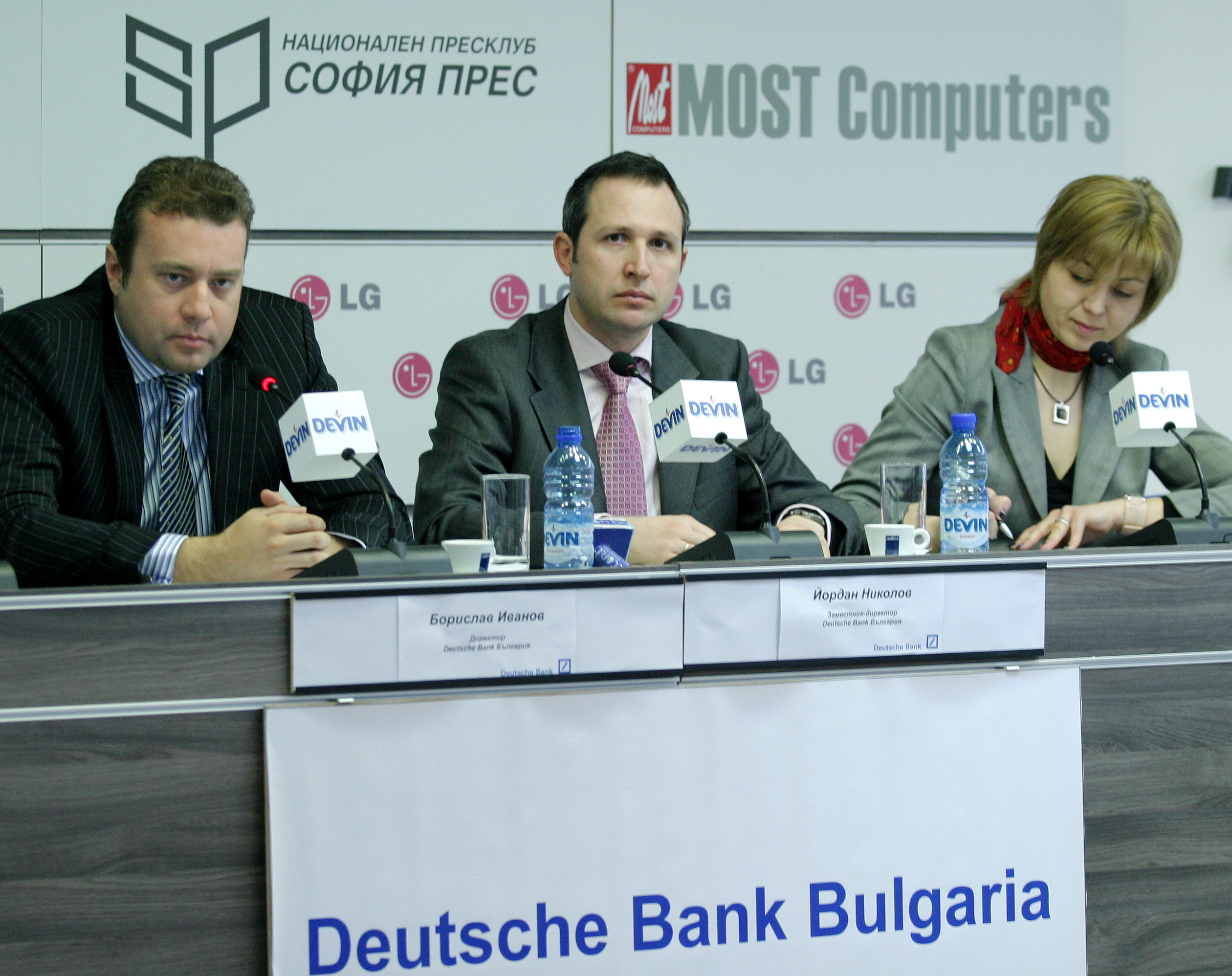 Пресконференция на Дойче банкБорислав Иванов - директор на Дойче банк БългарияЙордан Николов - зам. директор на Дойче банк България