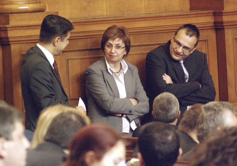 Екатерина Михайлова и парламентарната група на Синята коалиция изтупаха прахта от темата за кредитните милионери.