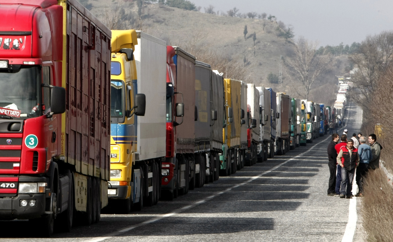 25-километрови опашки от тирове се образуваха на магистрала „Марица“ преди ГКПП „Капитан Андреево“