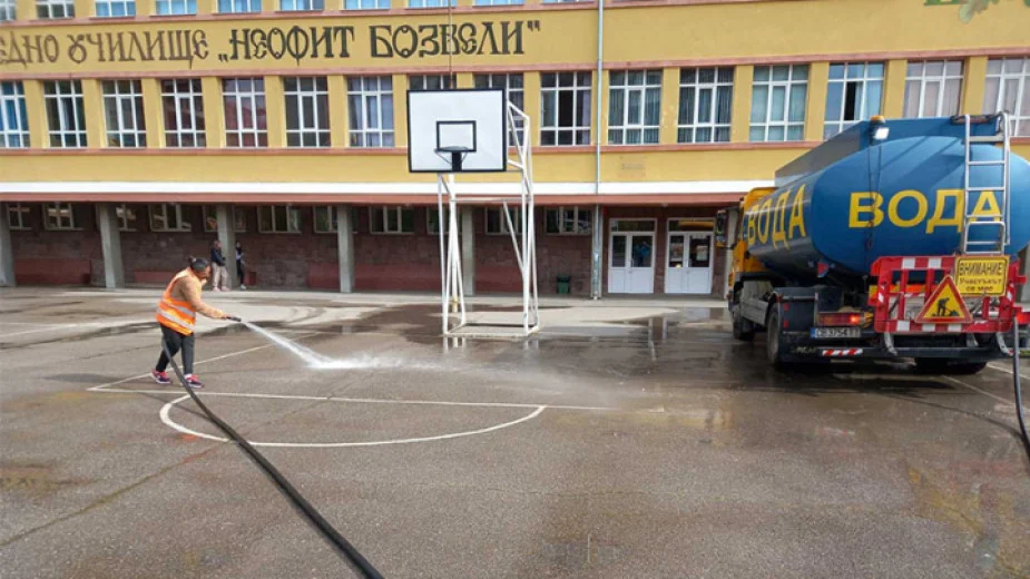 Дворовете на всички училища в София ще бъдат почистени и измити до 23 май, училище, двор