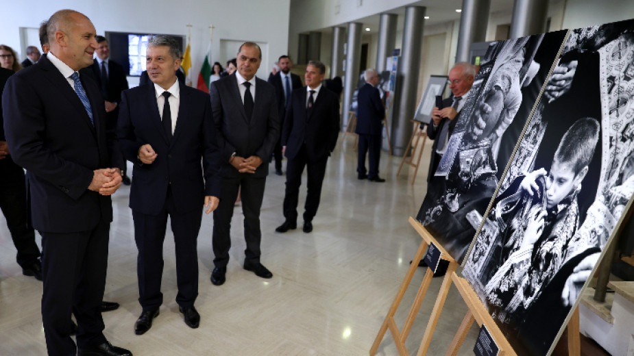 Държавният глава Румен Радев (първи вляво) участва в представянето на изложбата "Атон в рисунки и фотографии" в Папския латерански университет в италианската столица - 22 май 2024 г.