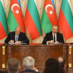 Президентът Румен Радев (вляво) и държавният глава на Азербайджан Илхам Алиев (вдясно) подписват документи в Баку газ