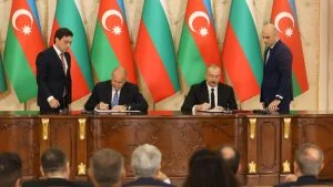 Президентът Румен Радев (вляво) и държавният глава на Азербайджан Илхам Алиев (вдясно) подписват документи в Баку газ