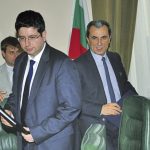 Финансовият министър Петър Чобанов и премиерът Пламен Орешарски обмислят здравната реформа в администрацията.