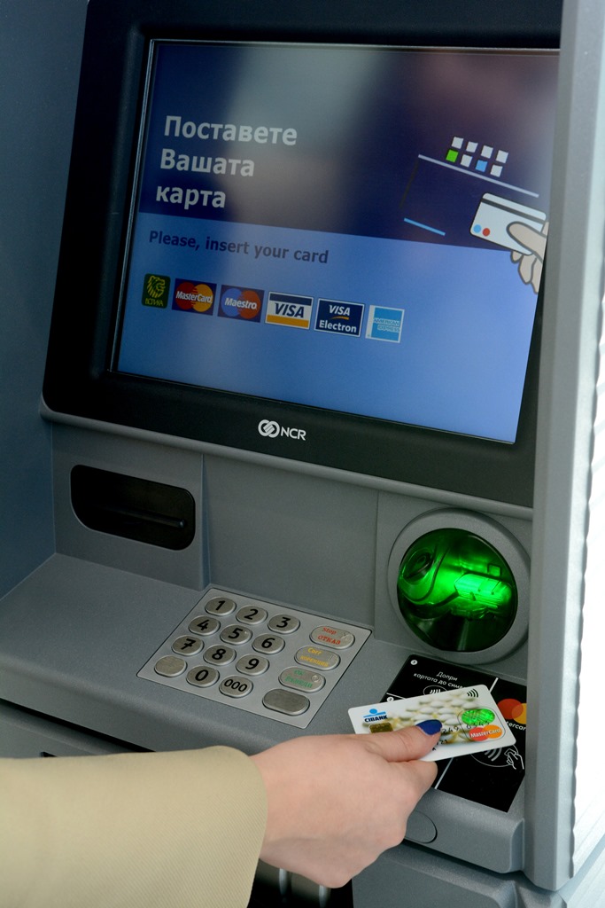 Mastercard и  СИБАНК представиха първия в България банкомат с безконтактна технология за операции с платежни карти и устройства. Артур Туремка Мастеркард