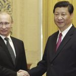 Дружеско ръкостискане между президентите на Китай Си Дзинпин и на Русия - Владимир Путин