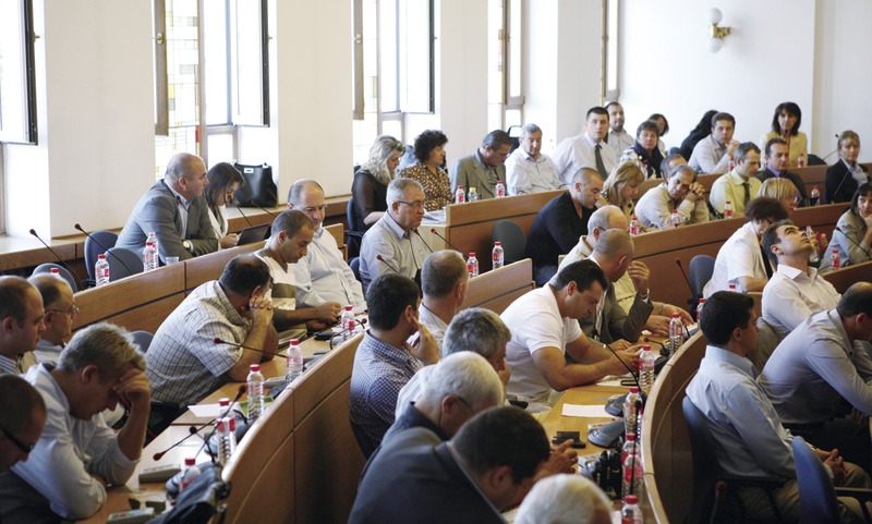 Заради многото скандали около Общинска банка столичните общинари обмислят и варианта да се разделят със собствеността в нея.