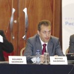 Заместник-шефът на следствието Румен Георгиев (вляво) се чуди какъв номер да погоди на началника си Бойко Найденов (в средата)