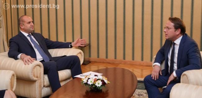 президента Румен Радев и европейския комисар по политиката на разширяване и съседство Оливер Вархеи