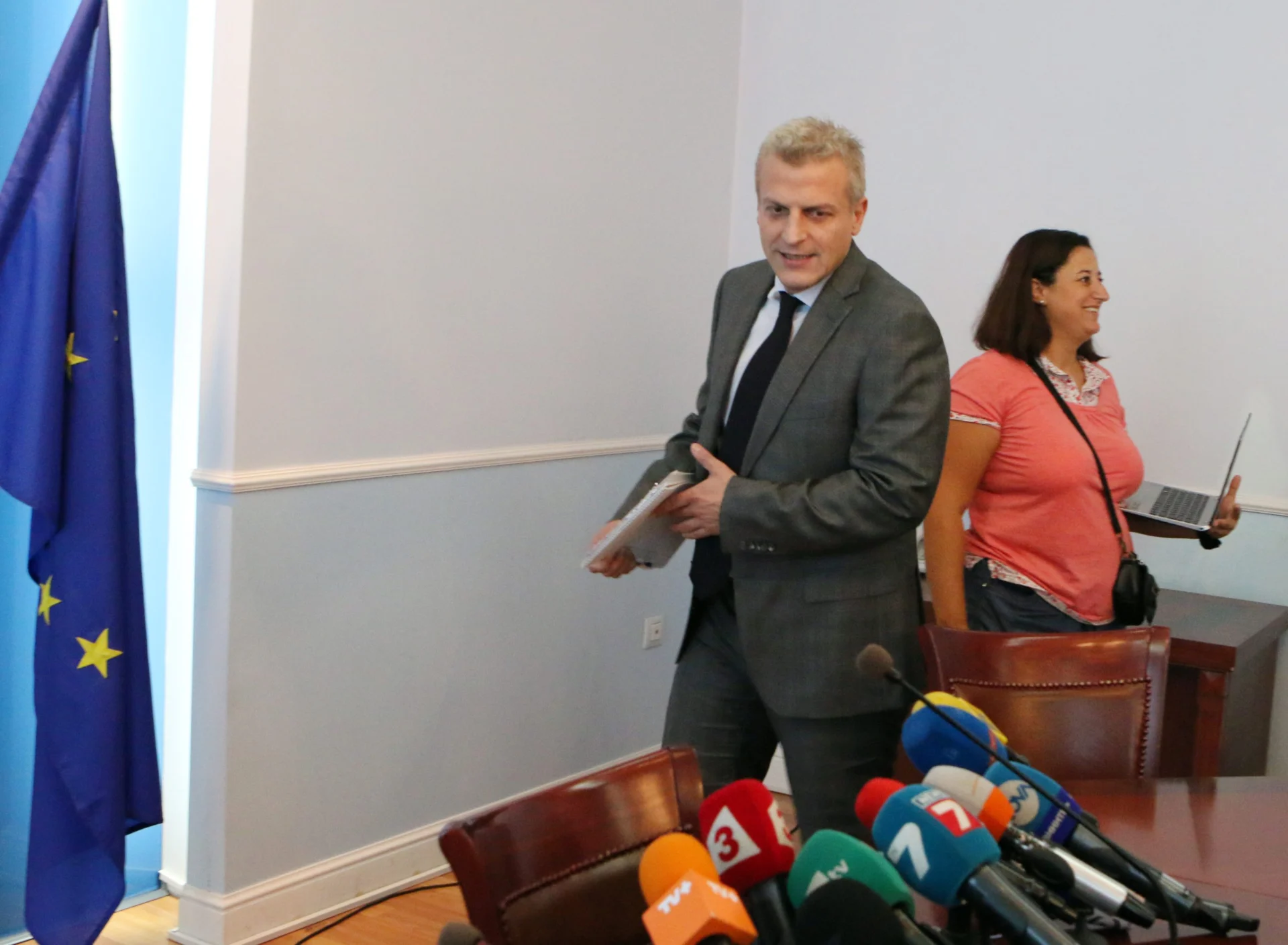Министерство на здравеопазването Здравният министър Петър Москов отнема от днес разрешително на специализираната хирургична болница "Папуров" в Търговище. Основанието е