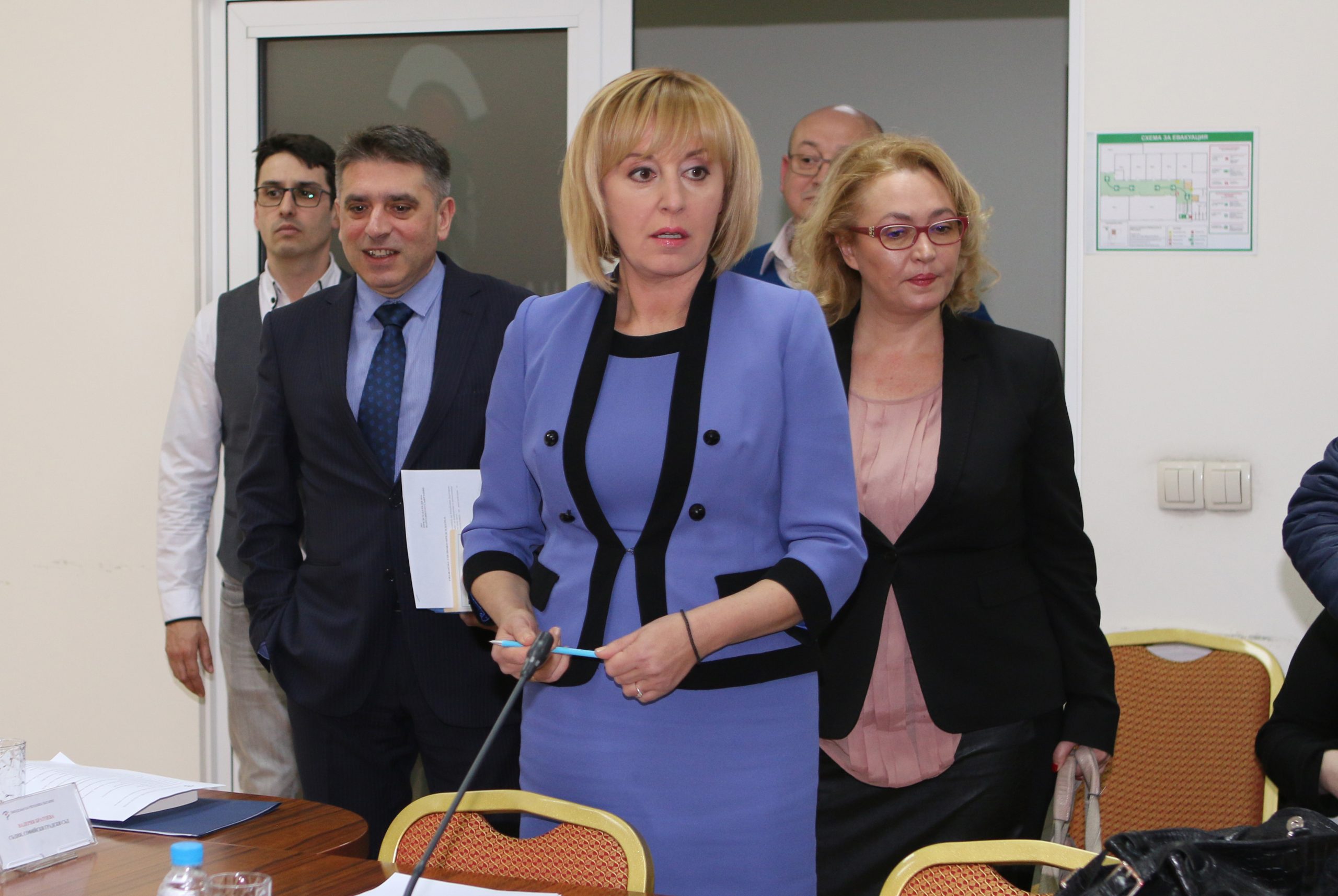 Омбудсманът Мая Манолова организира обществено обсъждане на тема: „Защита от неравноправни клаузи и свръхпривилегиите на банките”.....