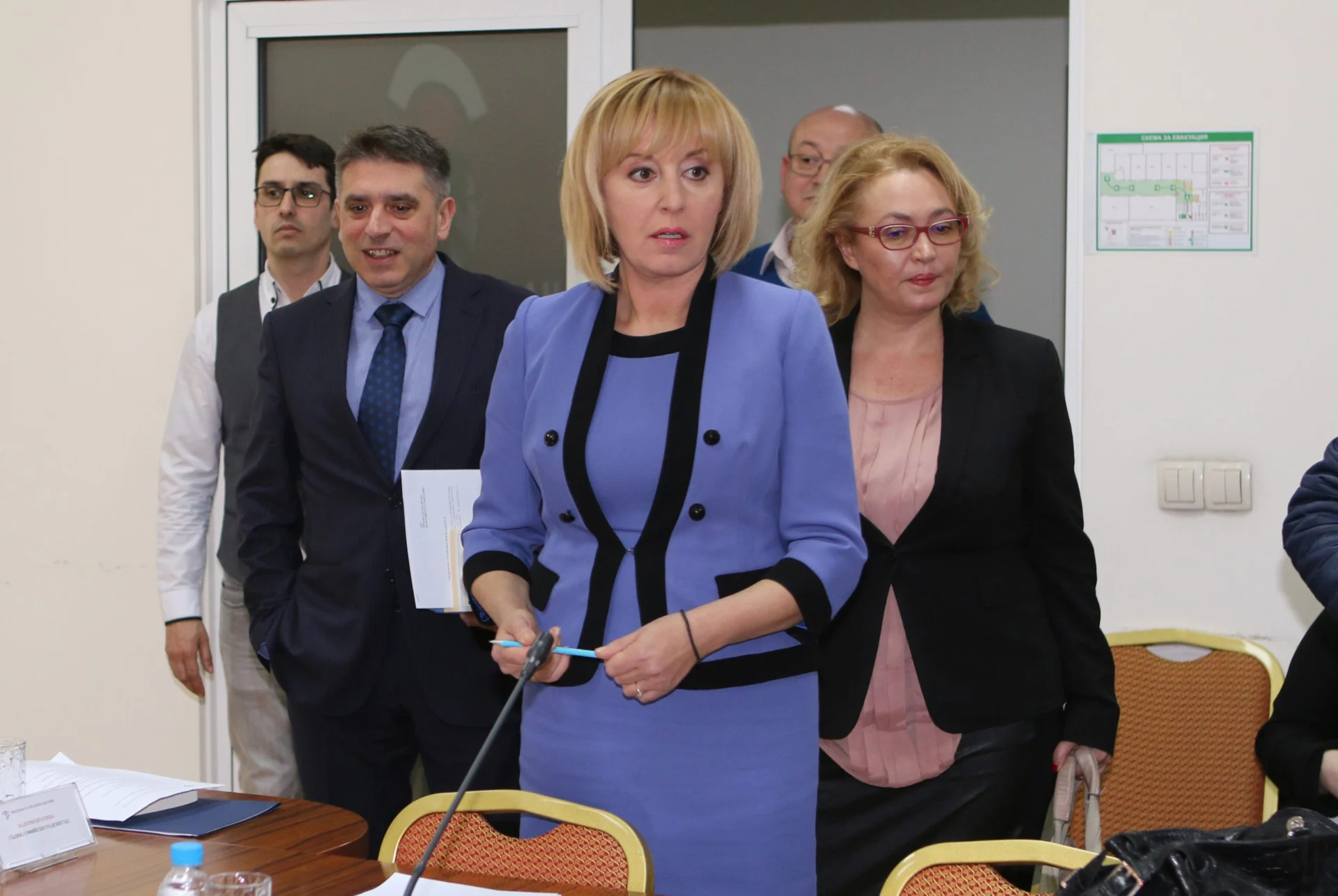 Омбудсманът Мая Манолова организира обществено обсъждане на тема: „Защита от неравноправни клаузи и свръхпривилегиите на банките”.....