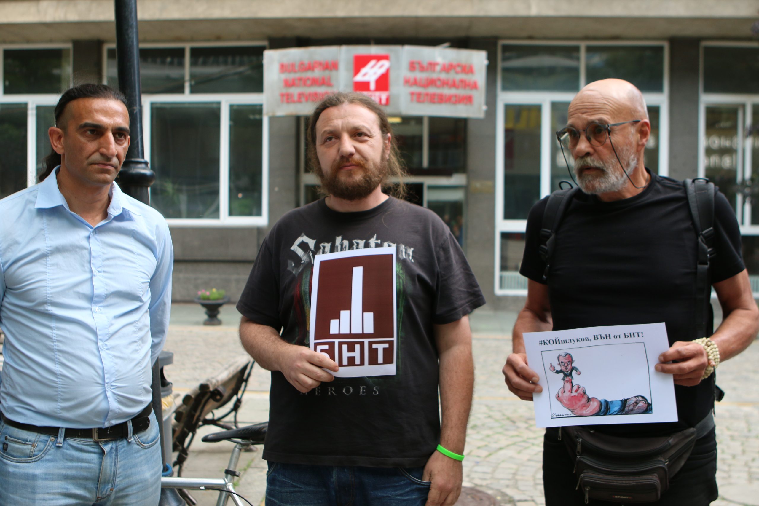 Протест пред БНТ срещу избора на Кошлуков