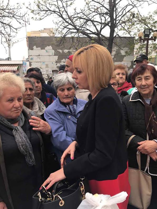 мая манолова
