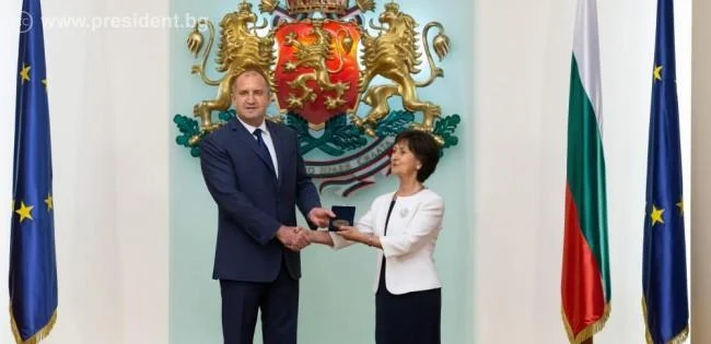 Президентът Румен Радев удостои Детския радиохор на БНР с плакет „Св. св. Кирил и Методий“