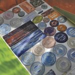 Много дипломи са били заверени с такива фалшифицирани печати.