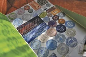 Много дипломи са били заверени с такива фалшифицирани печати.