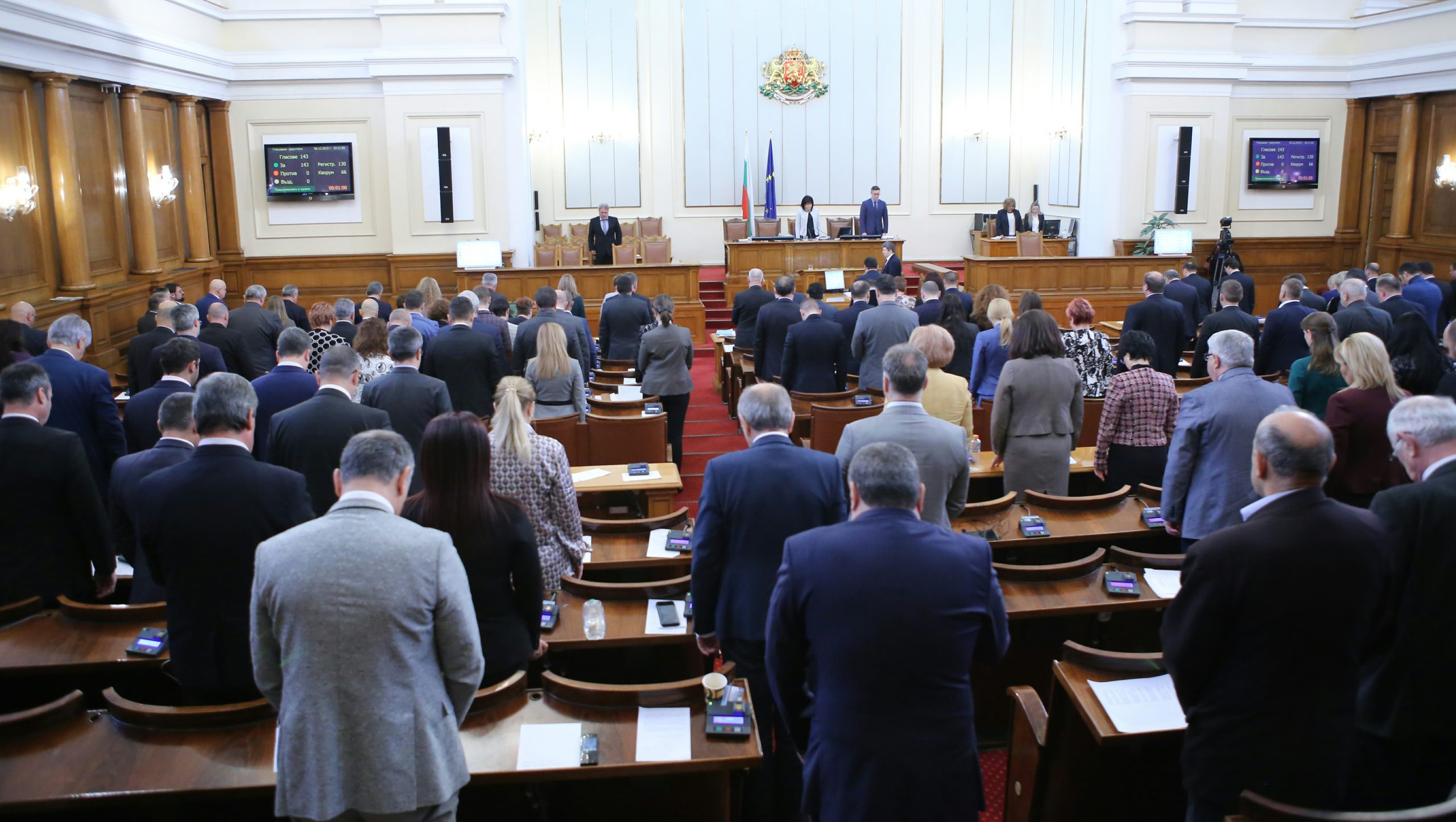 Парламент минута мълчание в памет на Стоянка Мутафова