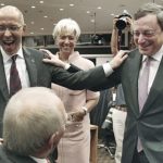 Управителят на ЕЦБ Марио Драги (вдясно) си разменя шеги с германския финансов министър Волфганг Шойбле (долу)