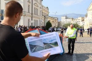 Протест пътни строители