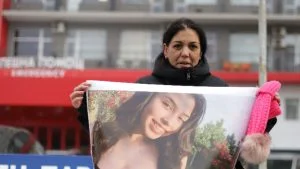 Майката на 15-годишната Даная - Ани Стоянова, на протест пред "Пирогов".