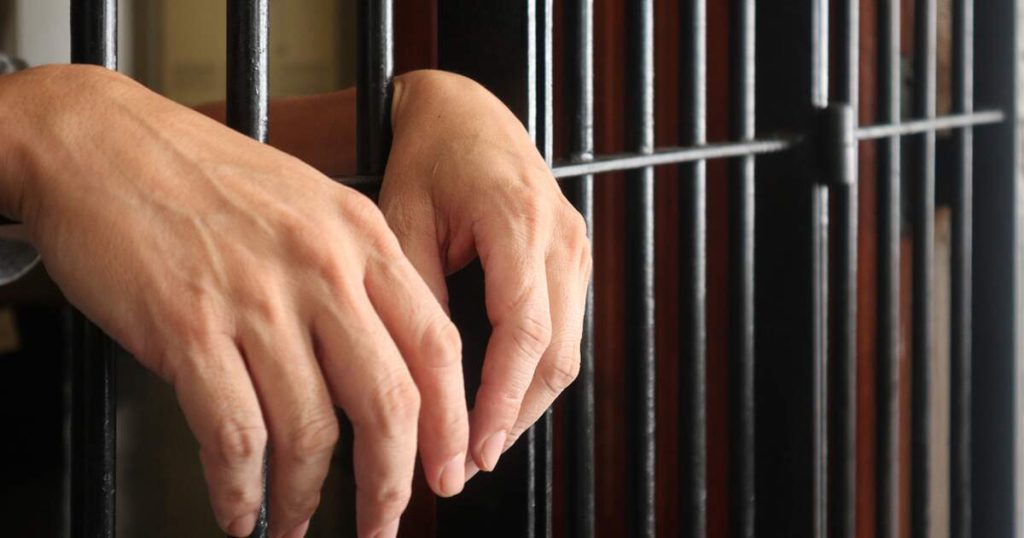 Отстраняват дрогираният полицай от Осмо РПУ 3 свят решетки арест затвор