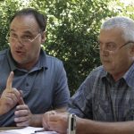 Мирчо Циганина (вляво) не се притеснява от бавенето края на процеса.